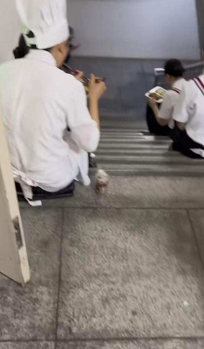 坐在桌上吃饭员工无奈只能蹲着吃饭ky开元棋牌网友吐槽西贝上班不让(图3)